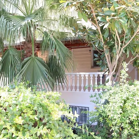 Cheerful 4 Bed With Pool 5 Mints 2 Vakantiehuis