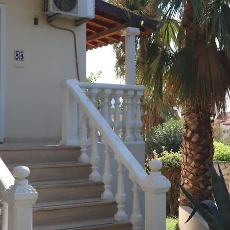 Cheerful 4 Bed With Pool 5 Mints 2 Vakantiehuis