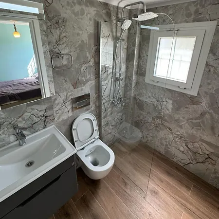 Cheerful 4 Bed With Pool 5 Mints 2 Vakantiehuis